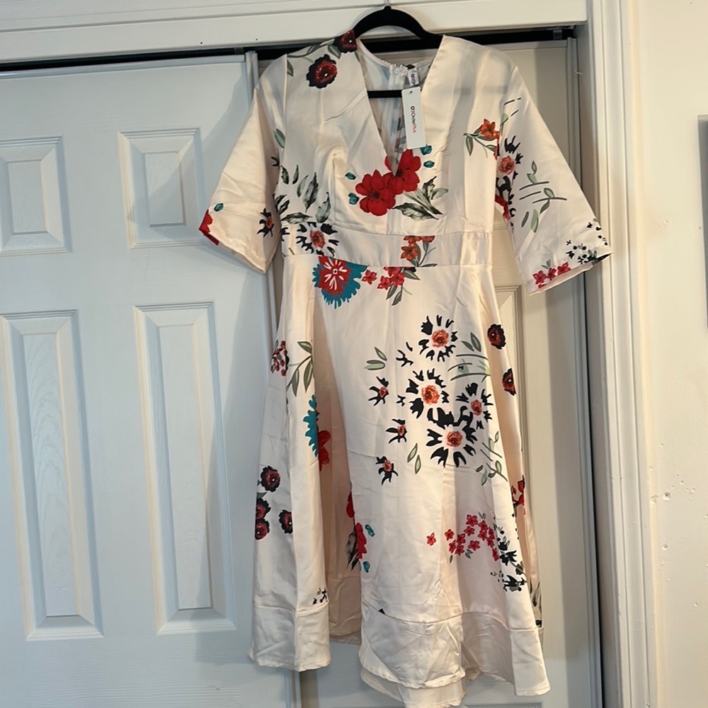 Brand new lovely floral print satin dress. Zipper in back. Size XL runs small.
